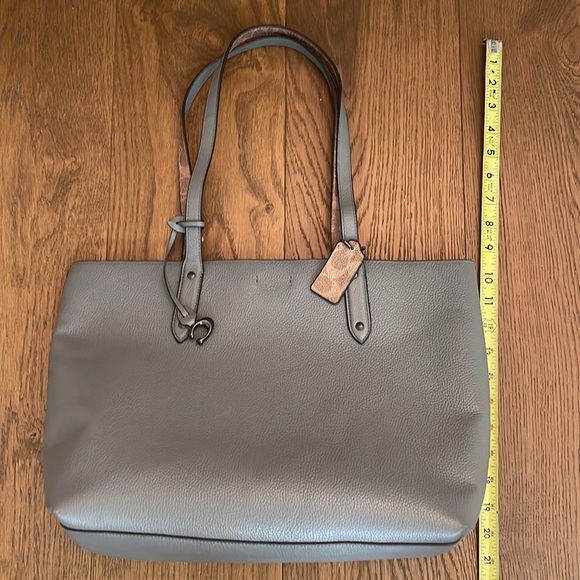 Coach tote handbag in grey color with signature coach interior - Picture 11 of 15